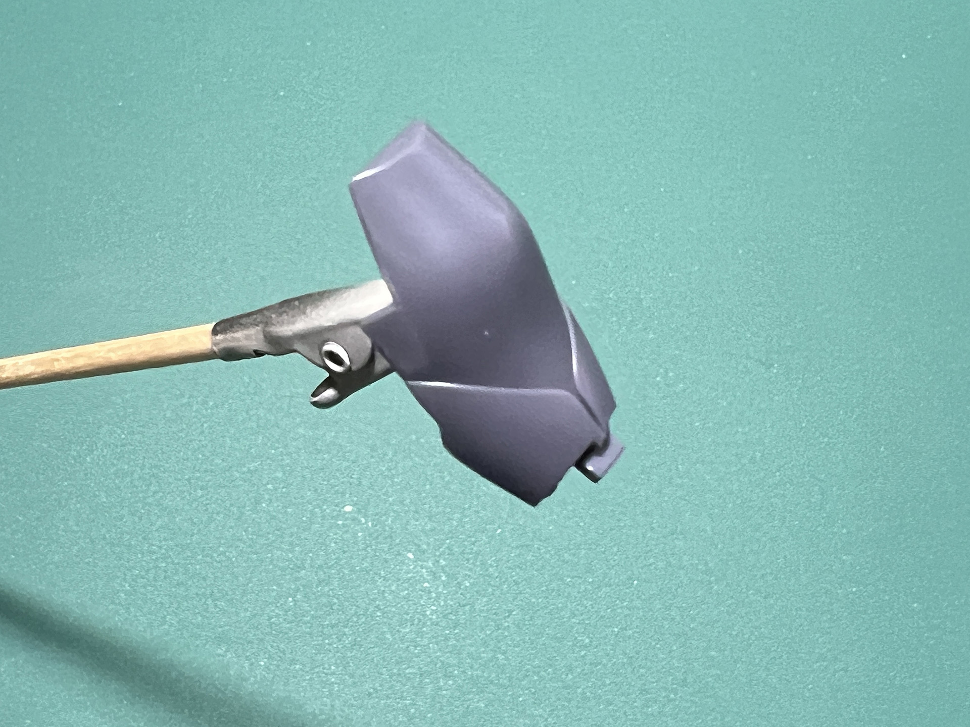 「サーフェイサー エヴォ シルバー」は成型色が濃いものでも隠ぺい力が高い