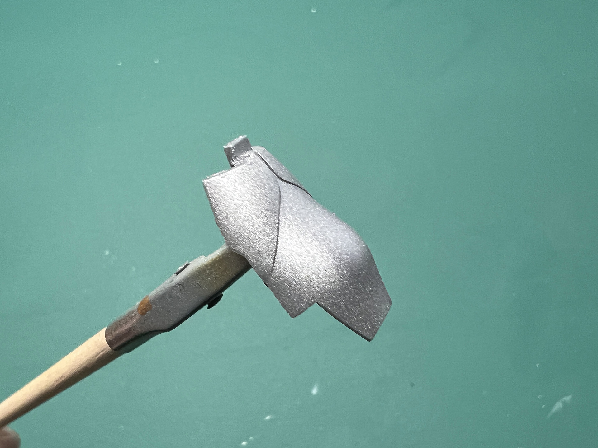 「サーフェイサー エヴォ シルバー」は成型色が濃いものでも隠ぺい力が高い