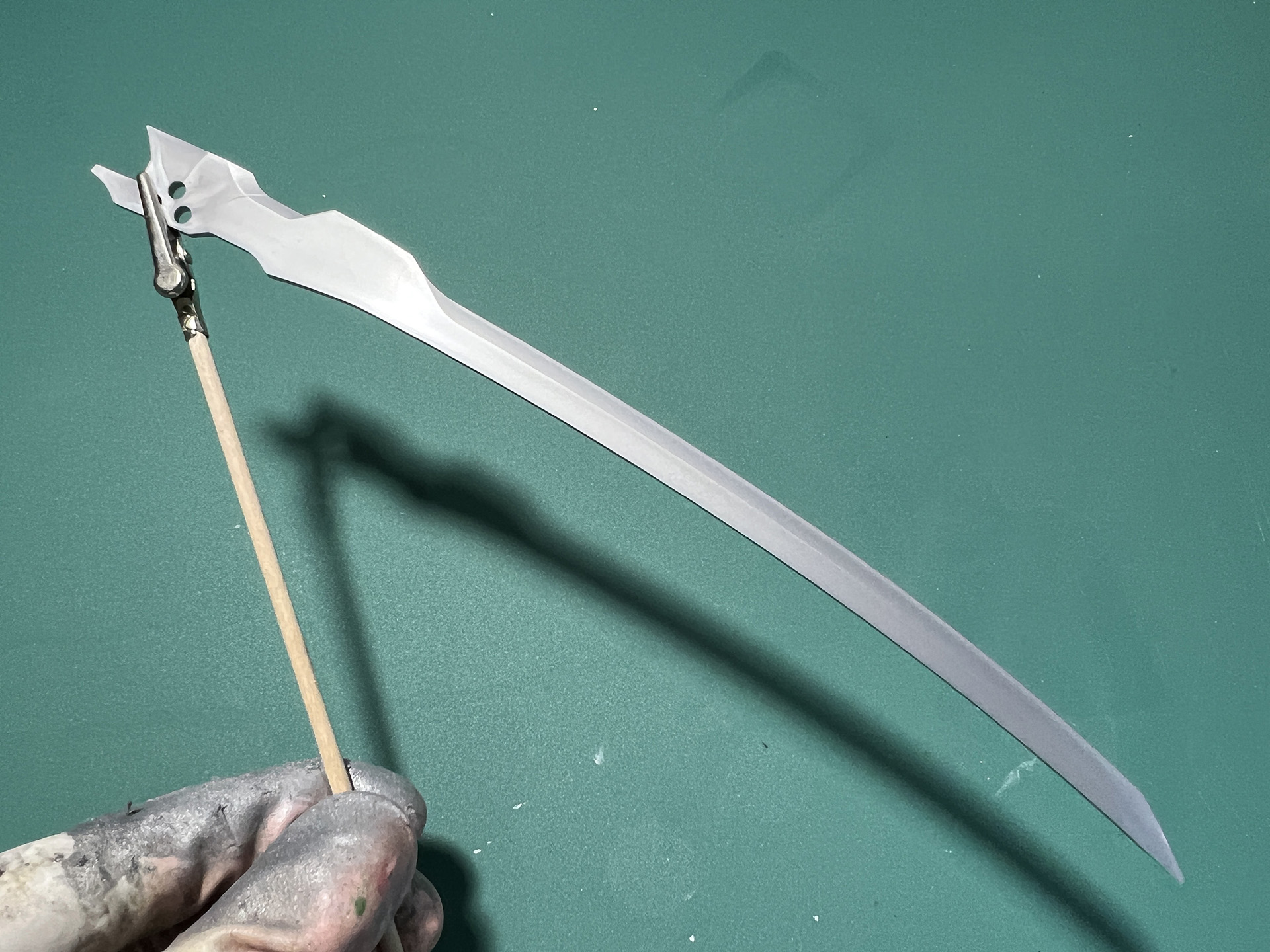 「荷電式超大型戦術刀」の刀身成形色はシルバーだが、粒子がはっきりと見える「サーフェイサー エヴォ シルバー」でより迫力あるものに