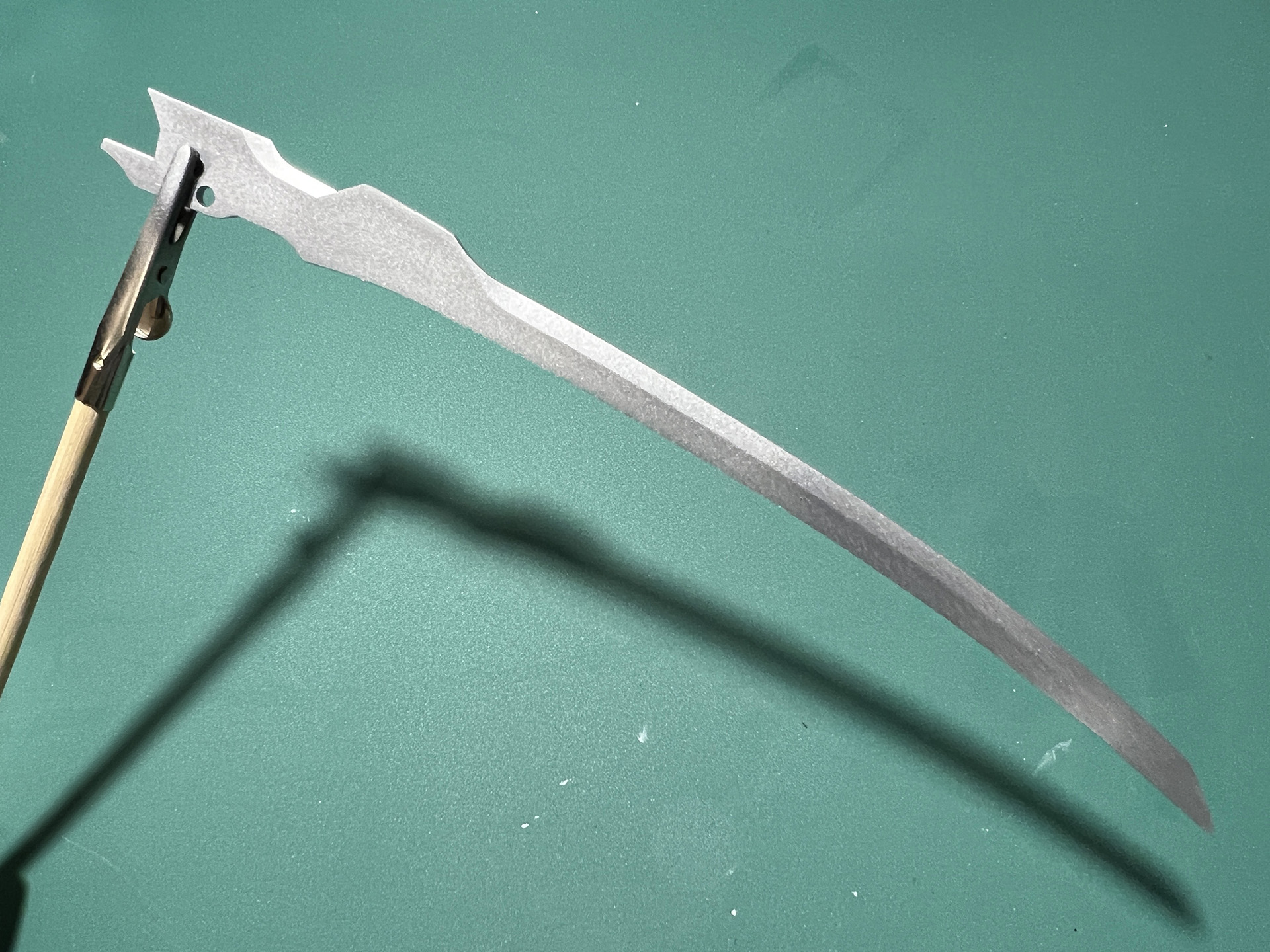 「荷電式超大型戦術刀」の刀身成形色はシルバーだが、粒子がはっきりと見える「サーフェイサー エヴォ シルバー」でより迫力あるものに