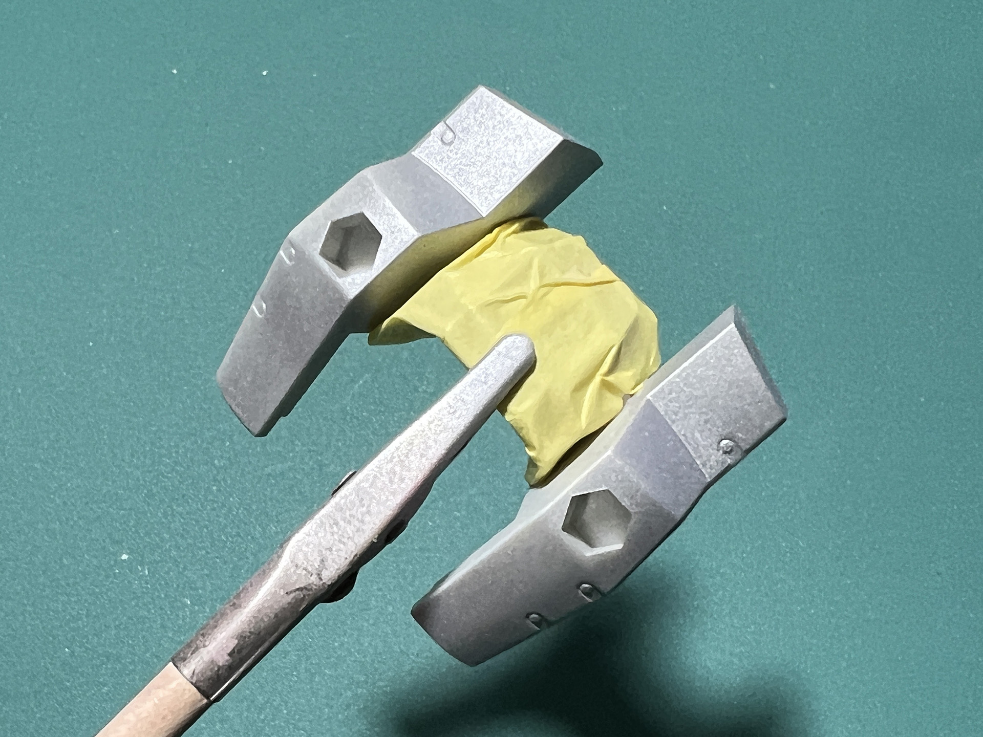 背部パーツは中央部をマスキングして色分け