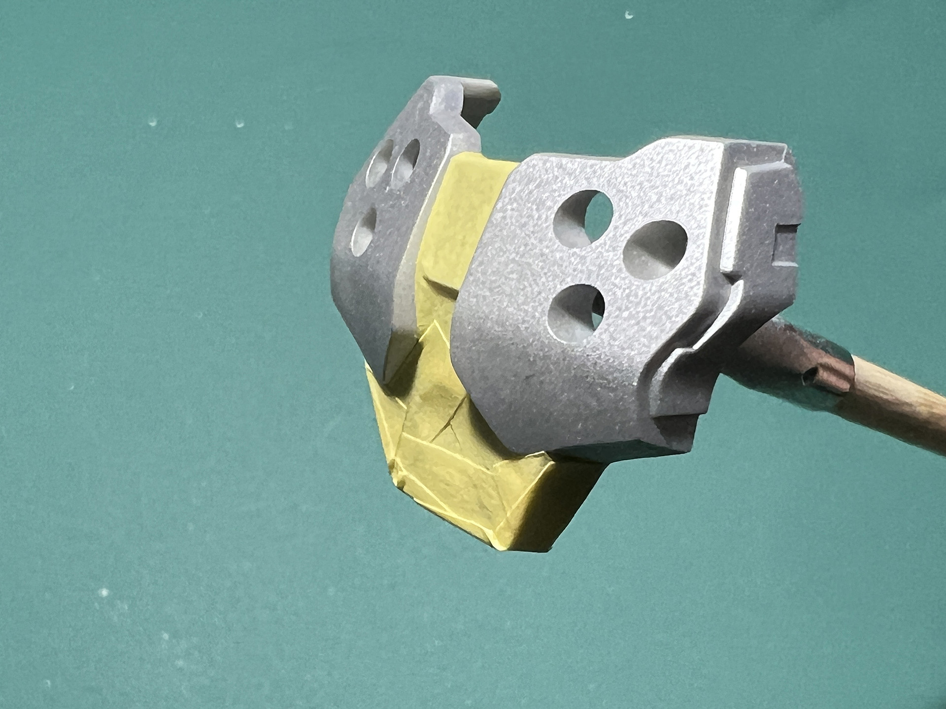 胸部も中央をマスキングテープで保護して色分け