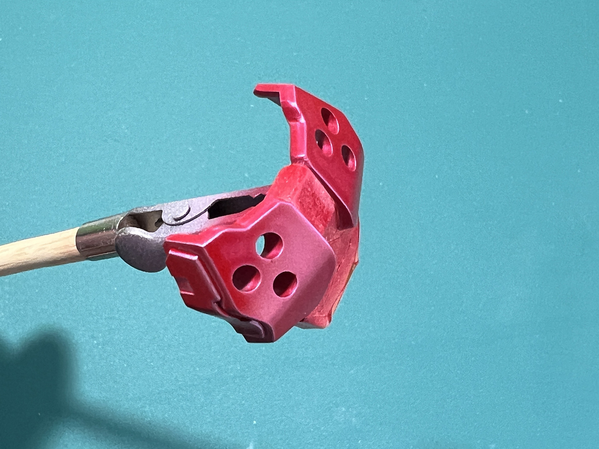 胸部も中央をマスキングテープで保護して色分け