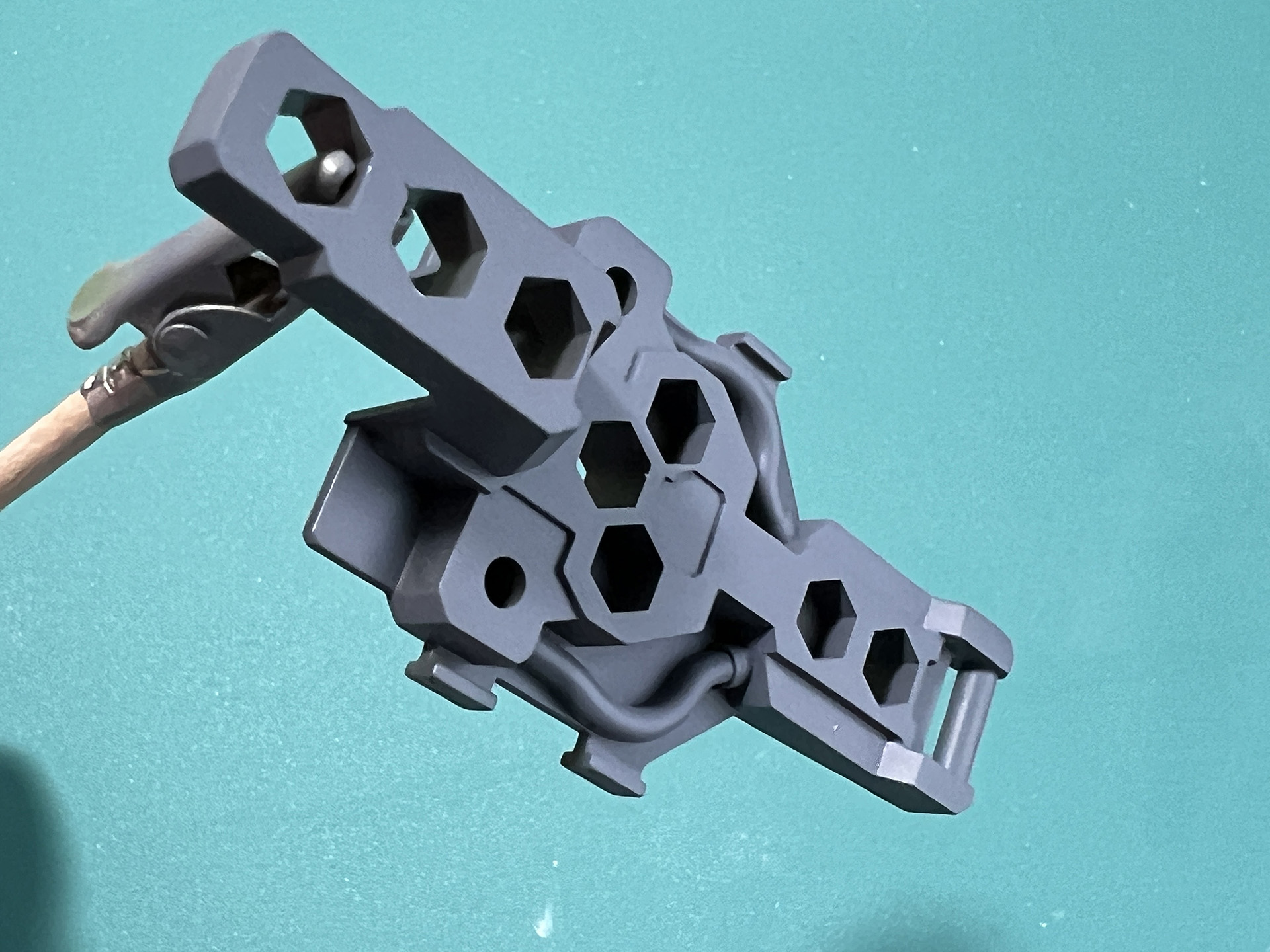 「プリズムブルーブラック」によって艶のある色合いに変化。乾燥後に「蛍光ブルー」を吹きかけた