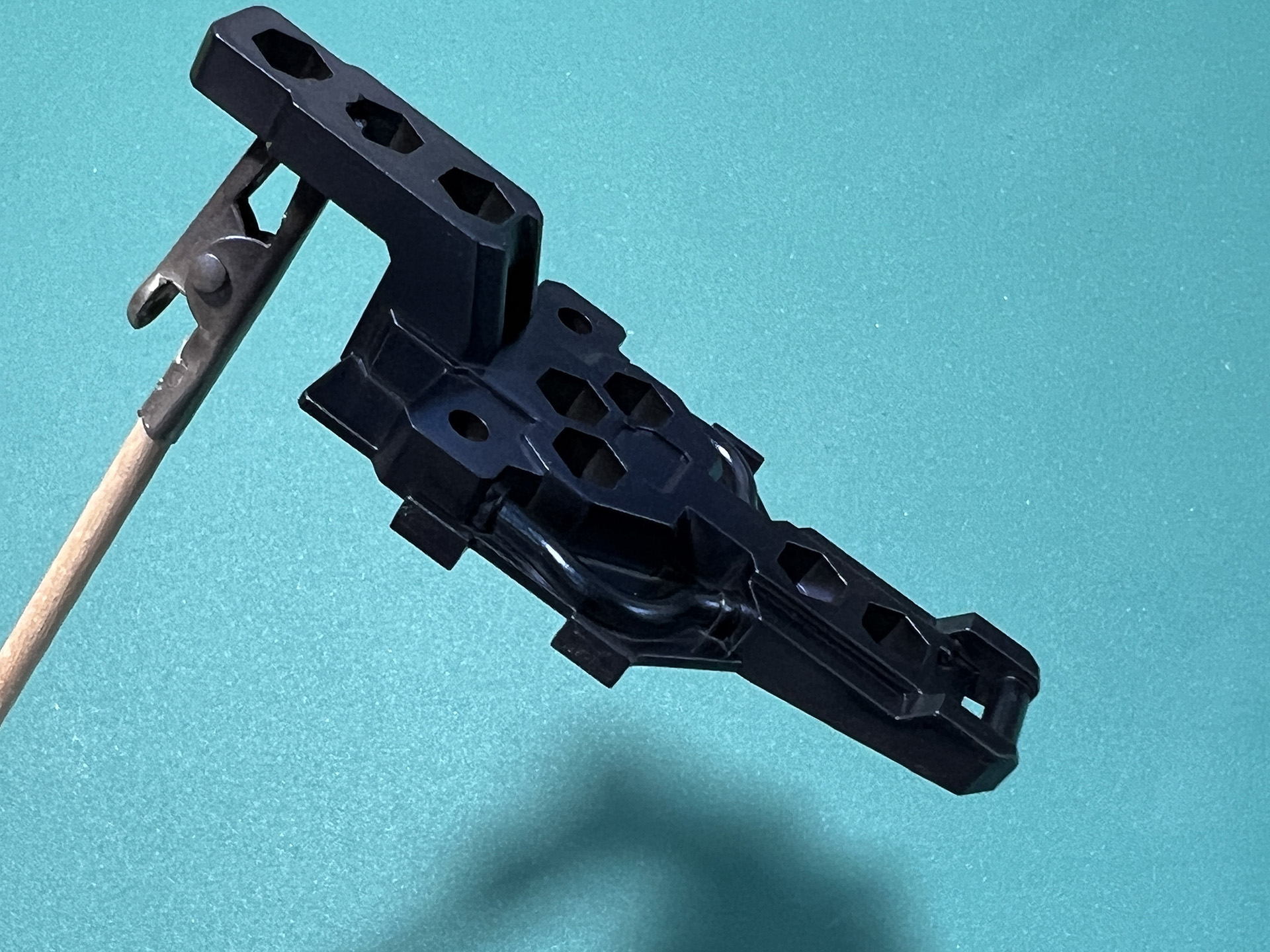 「プリズムブルーブラック」によって艶のある色合いに変化。乾燥後に「蛍光ブルー」を吹きかけた