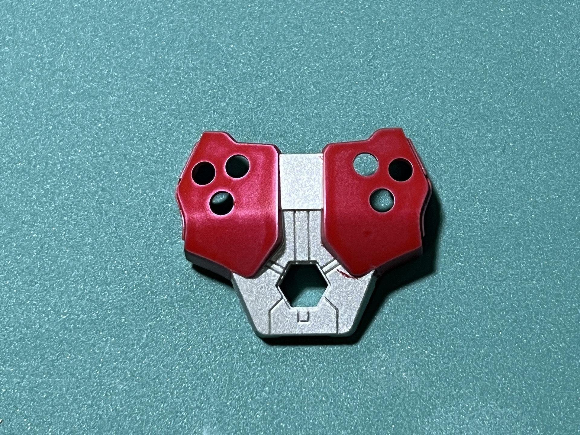 胸部のモールドにスミ入れ。はみ出した箇所は「エナメル溶剤」をしみこませた綿棒で拭き取る