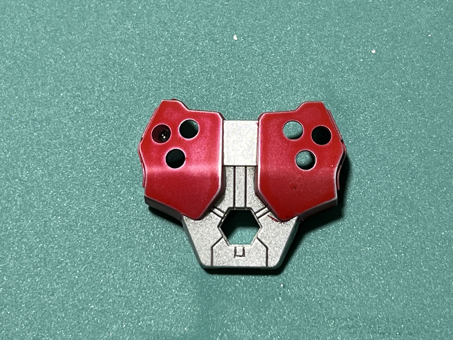 胸部のモールドにスミ入れ。はみ出した箇所は「エナメル溶剤」をしみこませた綿棒で拭き取る