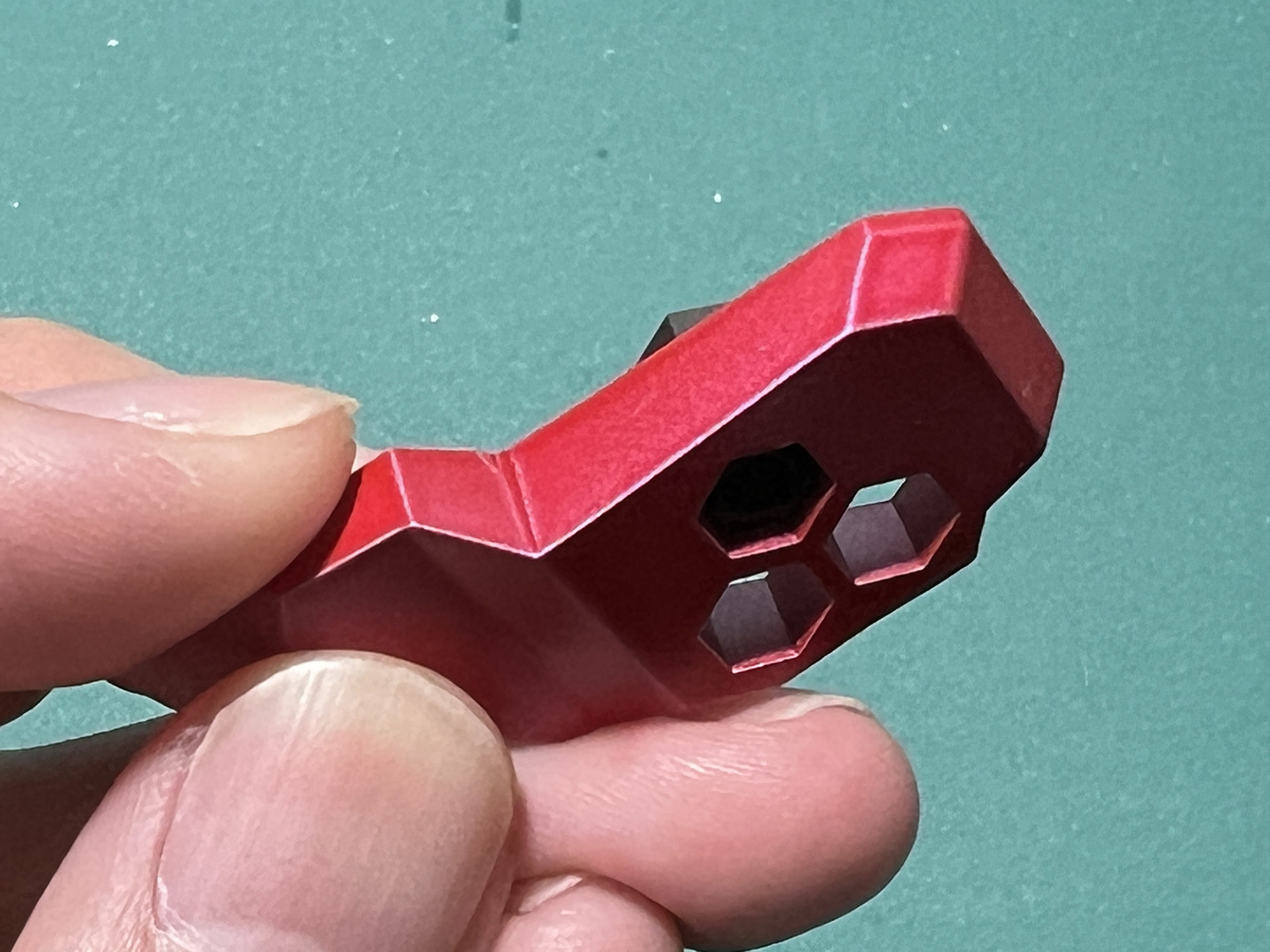 角のある外装パーツにメラミンスポンジでこすることで、年季を感じさせる塗装剥離表現ができる