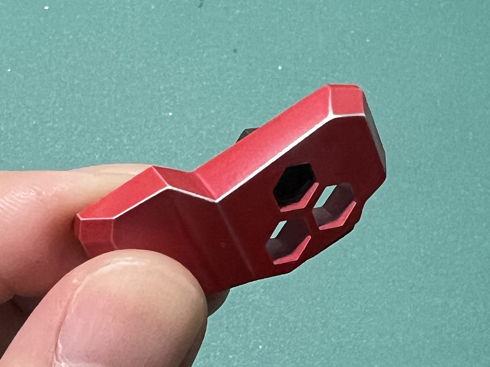 角のある外装パーツにメラミンスポンジでこすることで、年季を感じさせる塗装剥離表現ができる