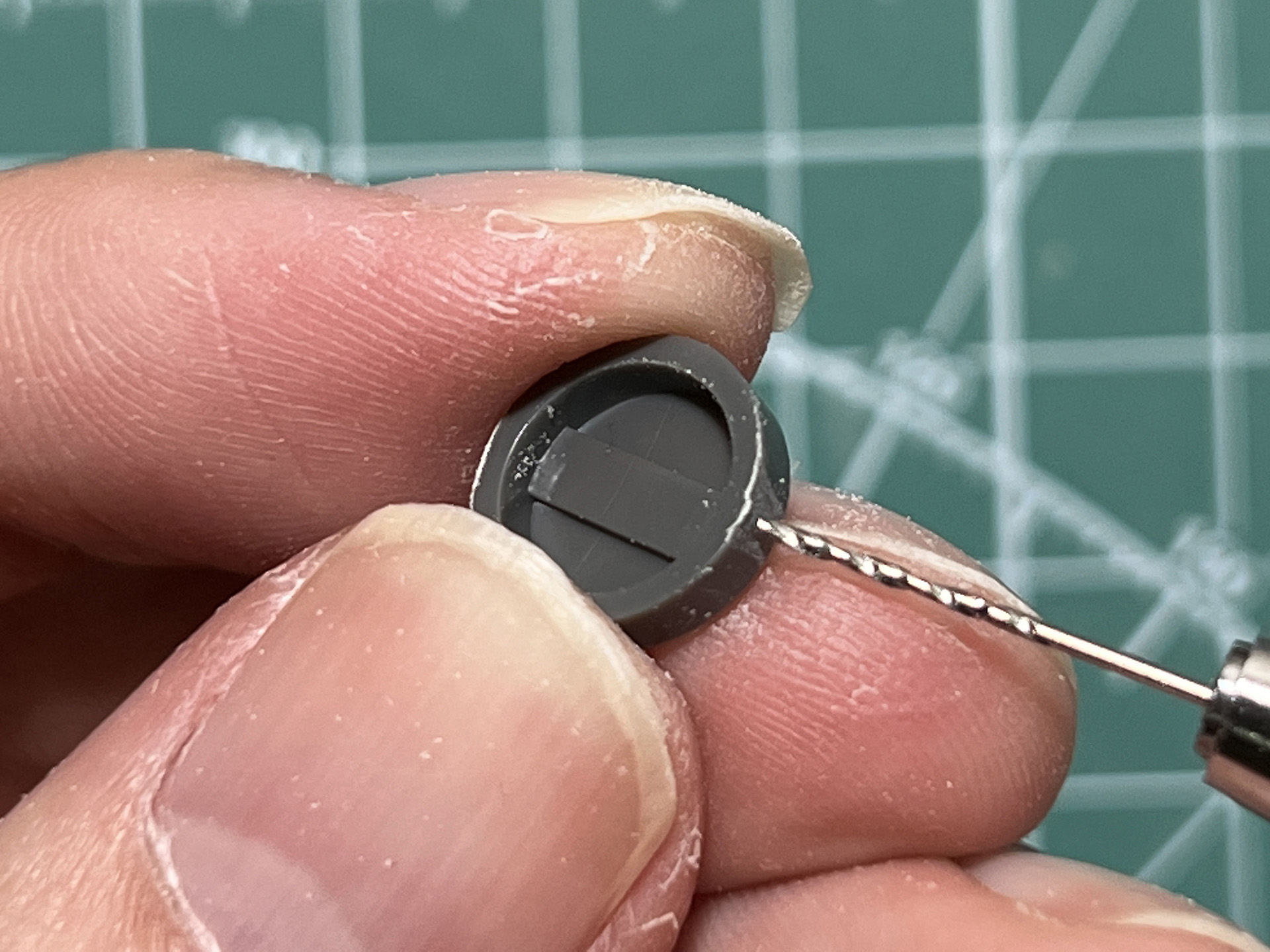 内側にある盛り上がりを目印に側面に0.7mmピンバイスでガイド穴をあける