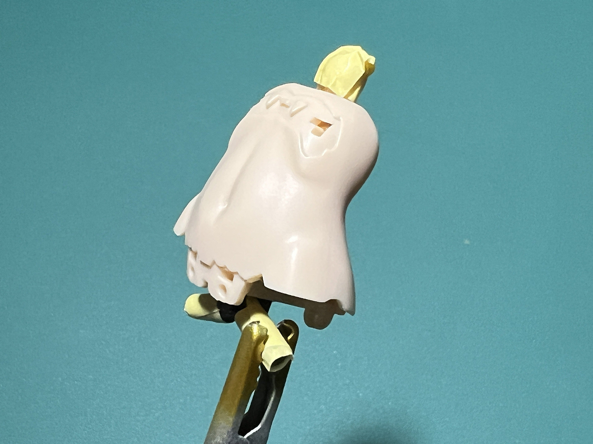 胴体部分を「サーフェイサー エヴォ ホワイト」で塗装。白は隠ぺい力が低いので2、3回と重ね塗りした