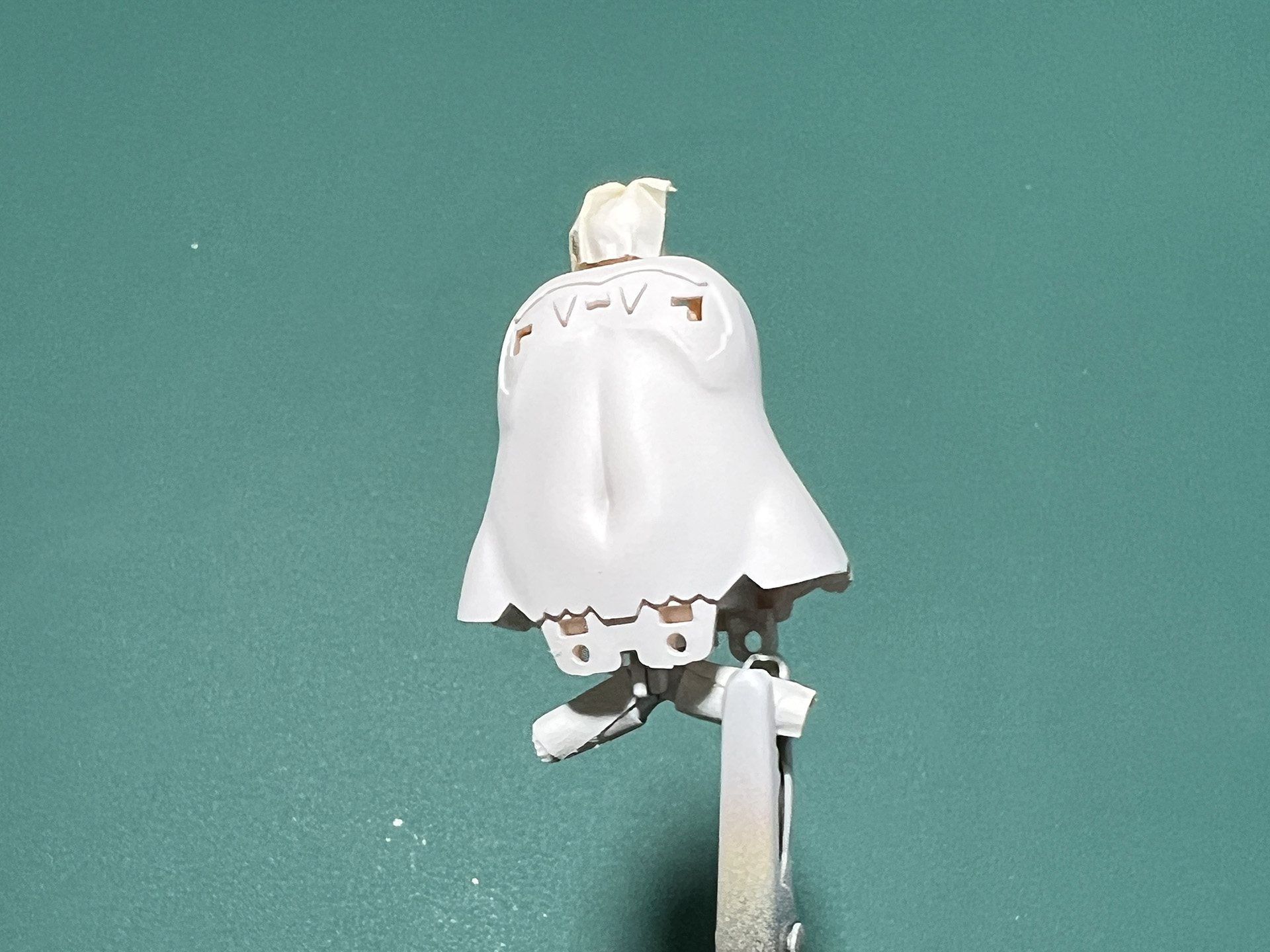 胴体部分を「サーフェイサー エヴォ ホワイト」で塗装。白は隠ぺい力が低いので2、3回と重ね塗りした