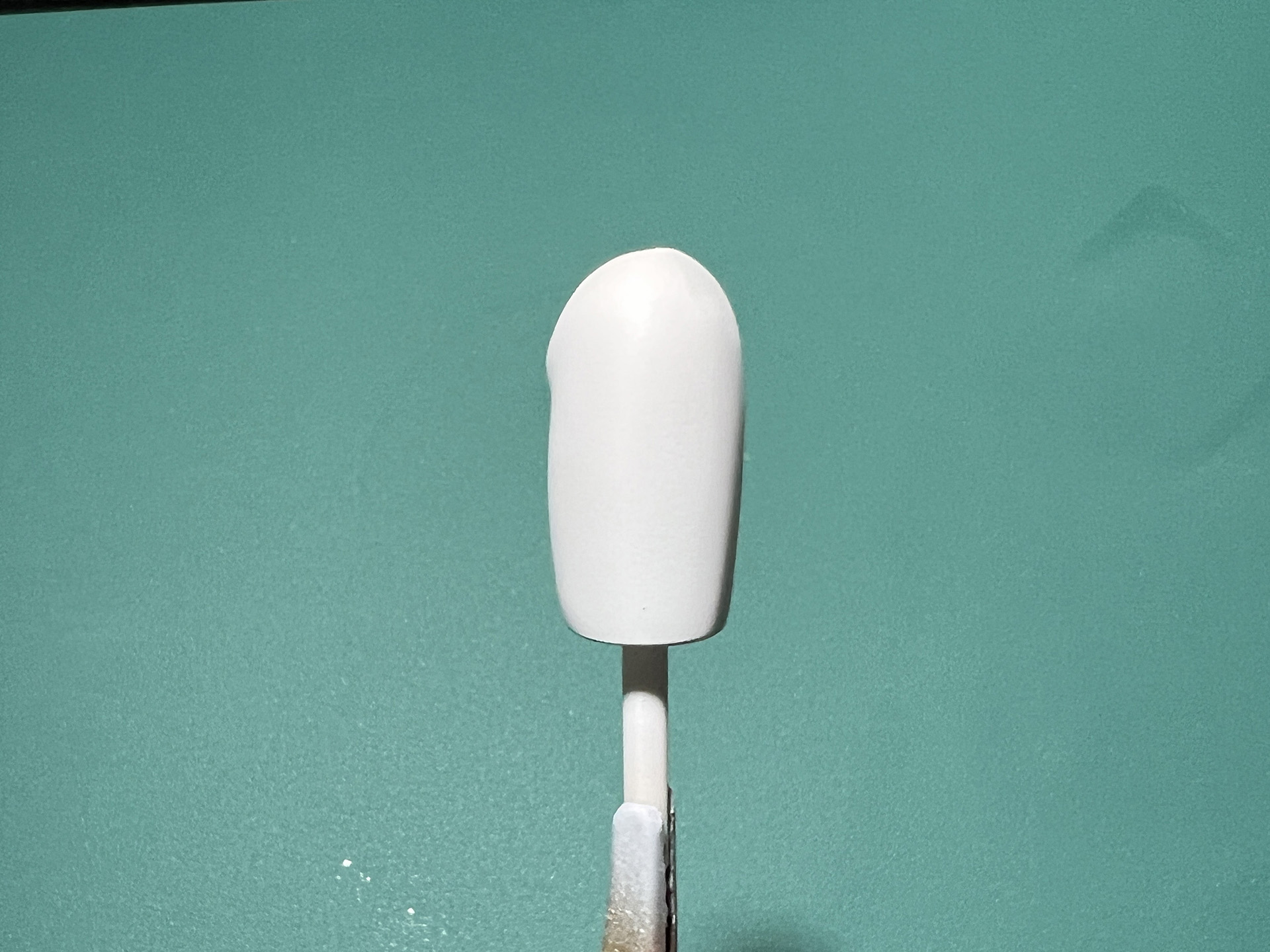 大腿部も下地塗装で合わせ目が目立たなくなった