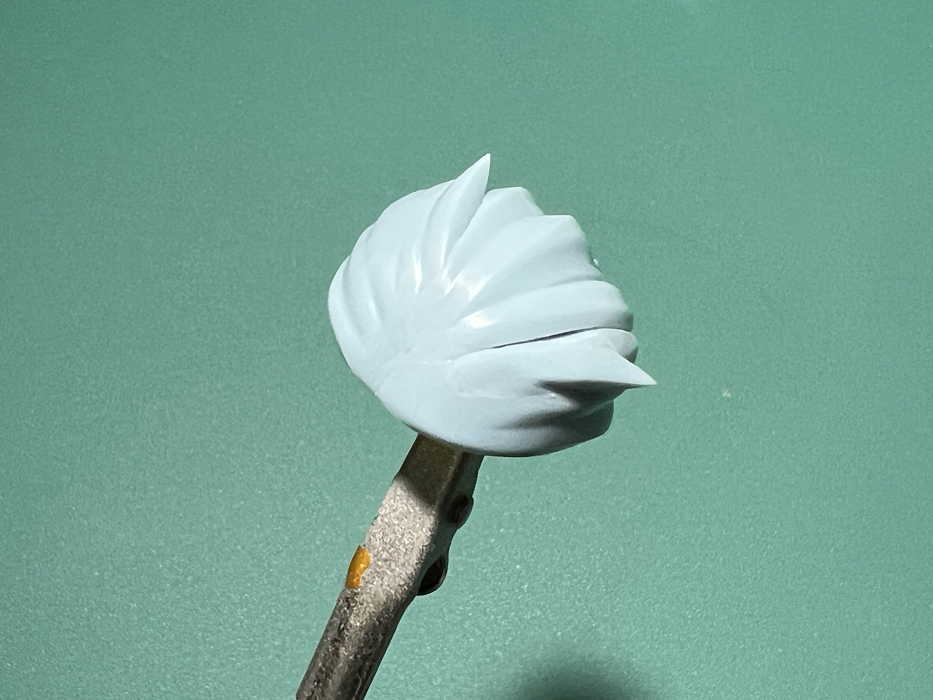 頭部の髪も成形色が映ってしまうので、重ね塗りを行なった