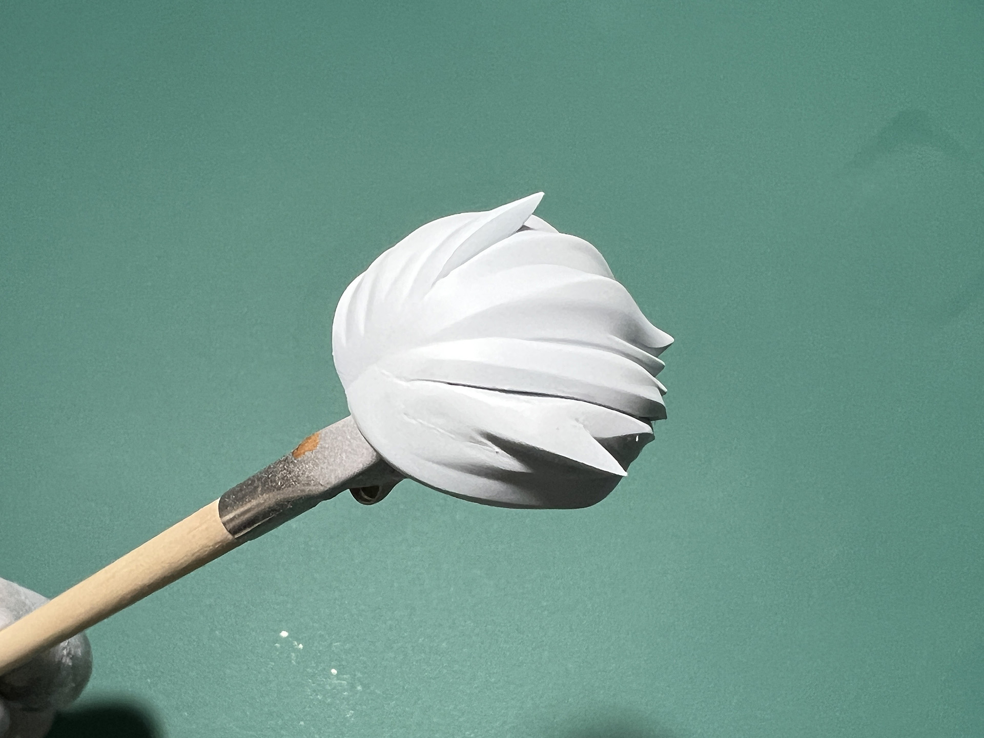 頭部の髪も成形色が映ってしまうので、重ね塗りを行なった