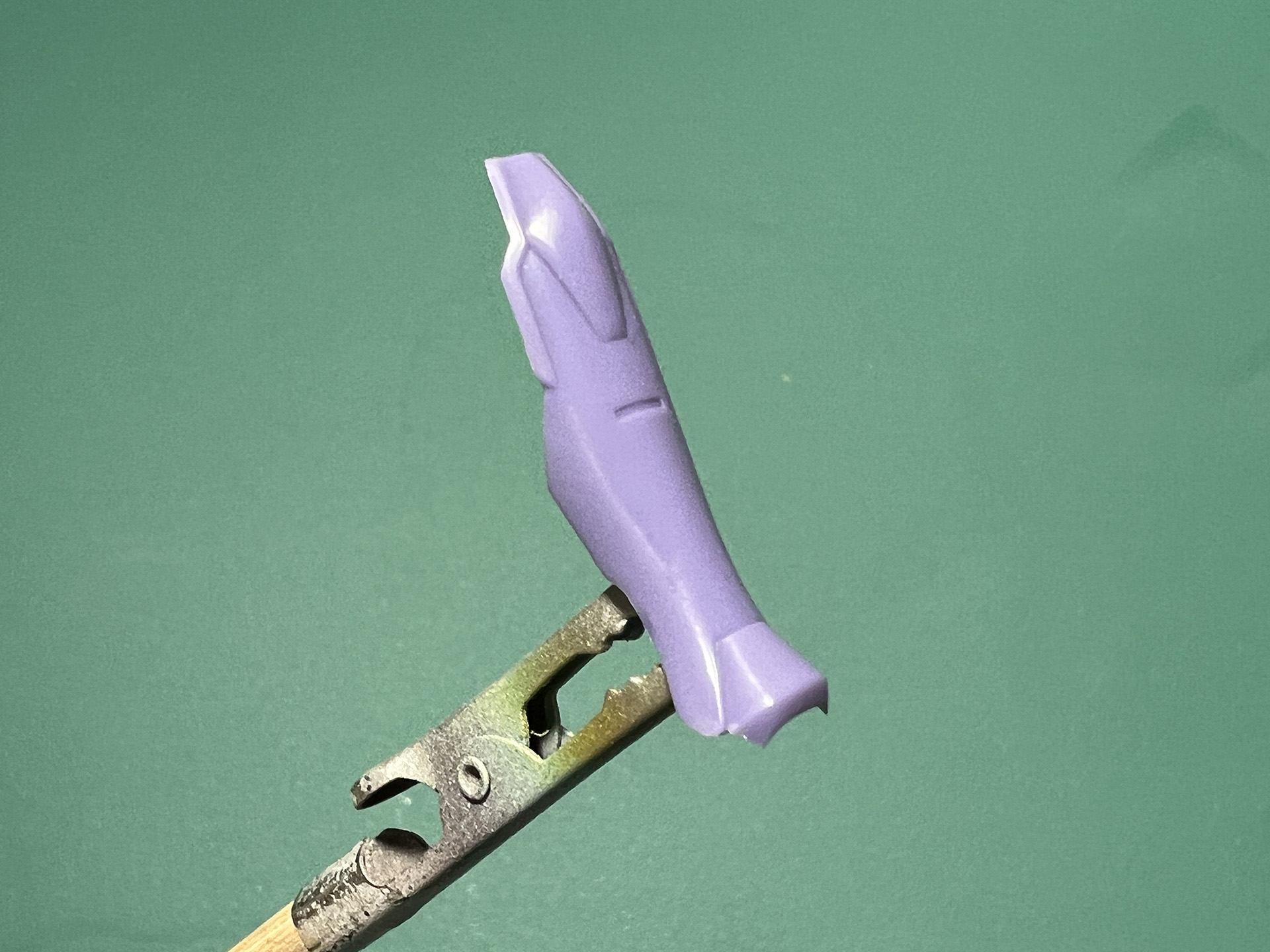 脚部の脛アーマーも「メカサフ HEAVY」で黒で塗装