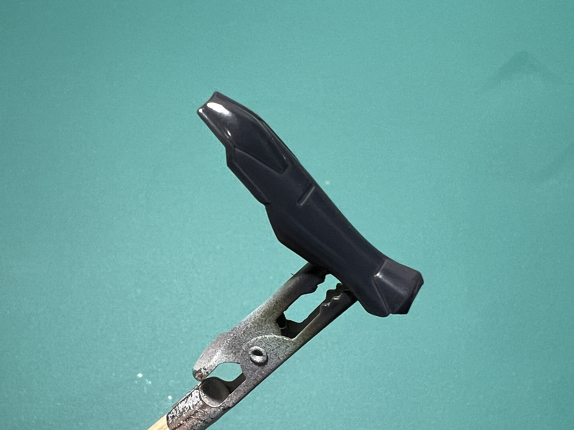 脚部の脛アーマーも「メカサフ HEAVY」で黒で塗装