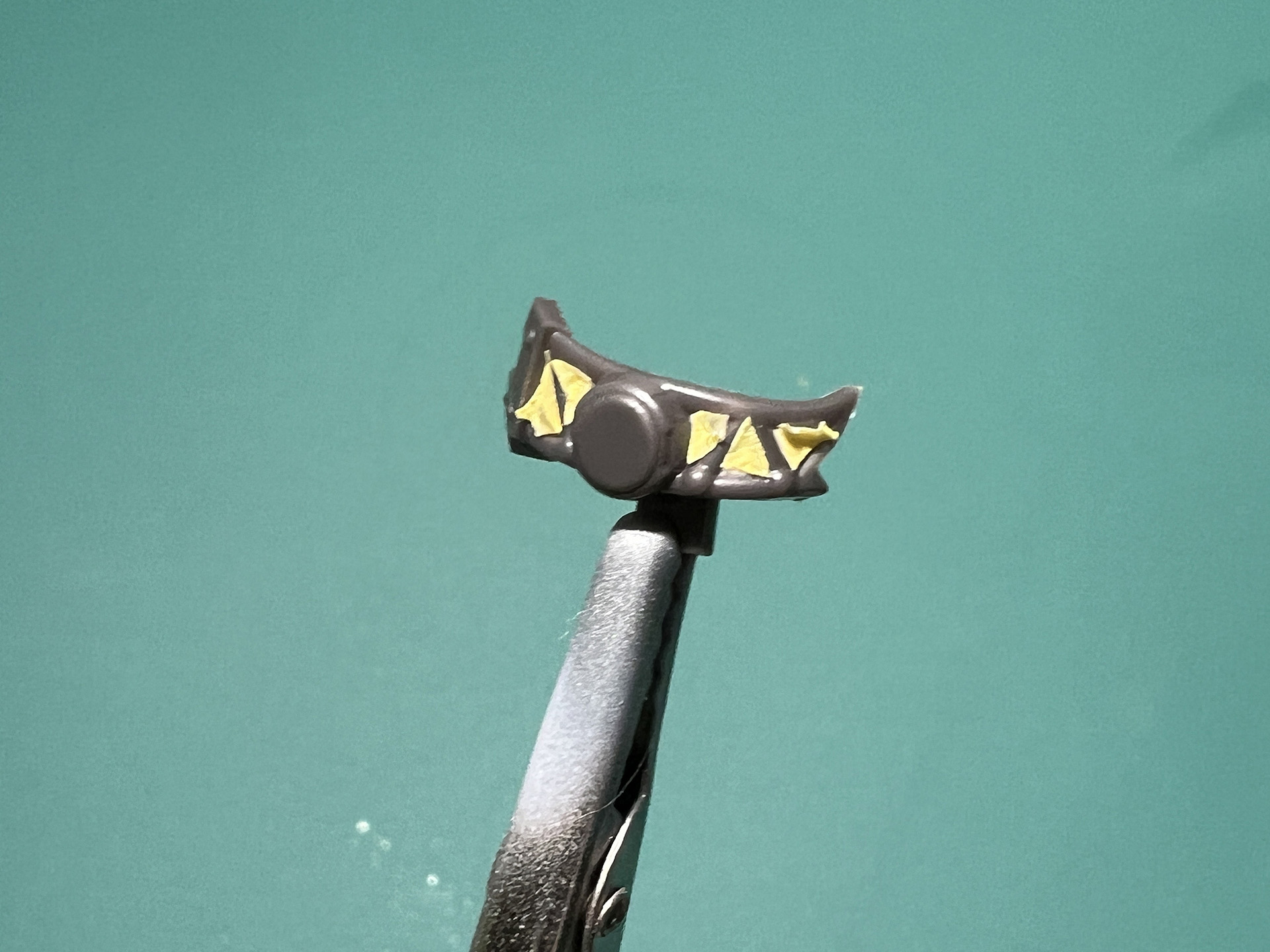 腰の塗装済みパーツは肌色部分をマスキングで保護をしてから塗装