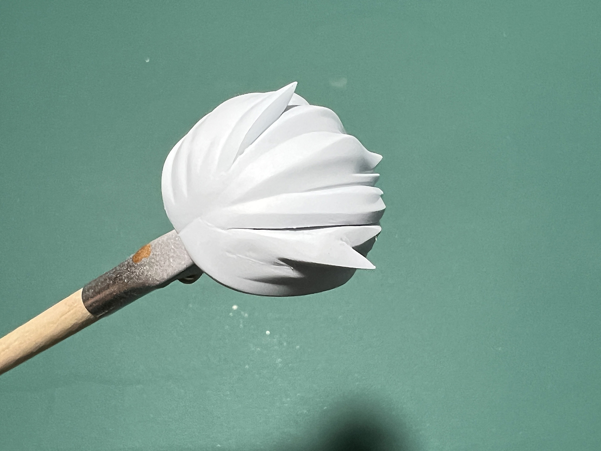 「蛍光ブルー」はクリアカラーのため、こちらも2、3回重ね塗りして色を付けていく