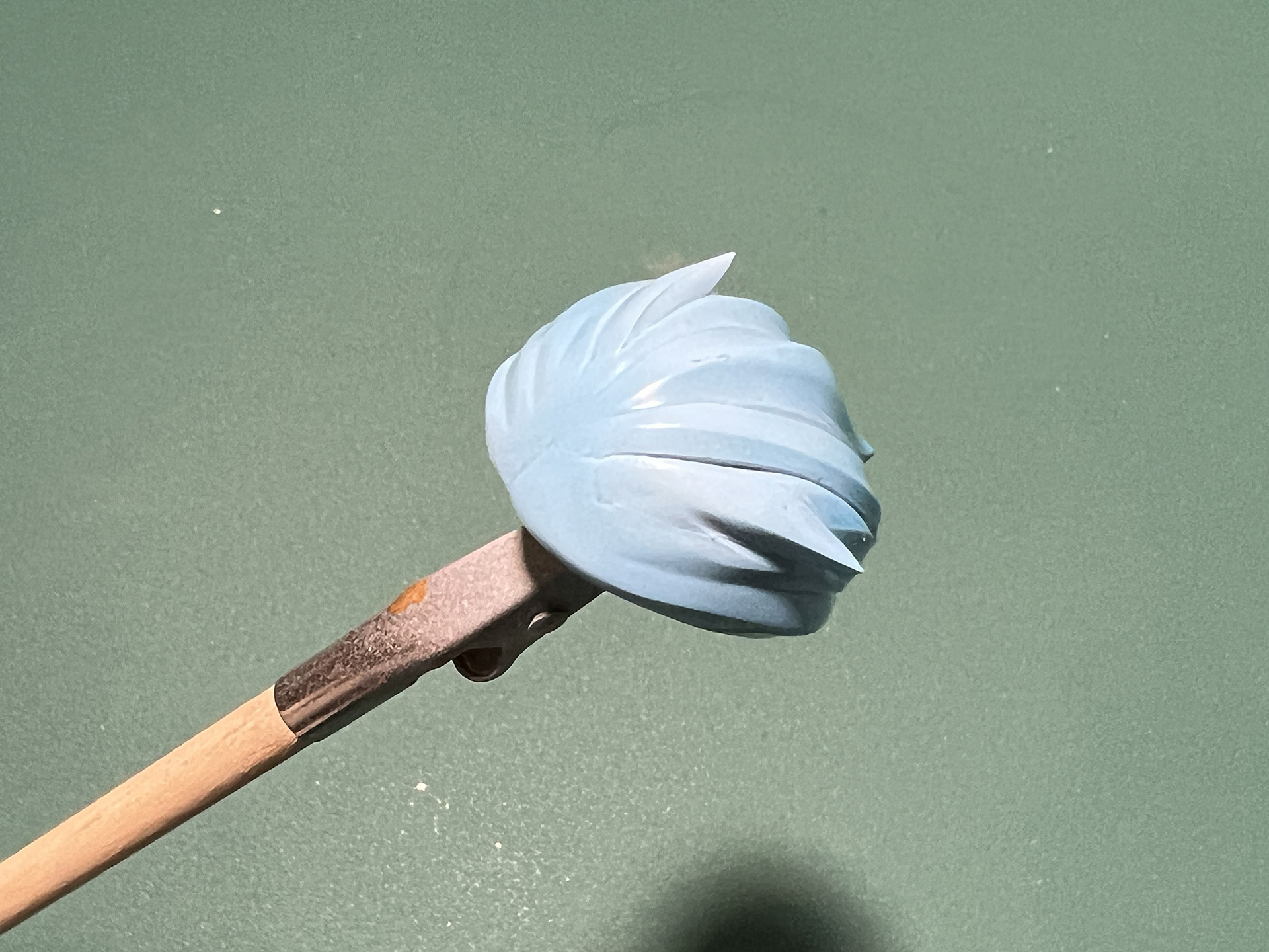 「蛍光ブルー」はクリアカラーのため、こちらも2、3回重ね塗りして色を付けていく