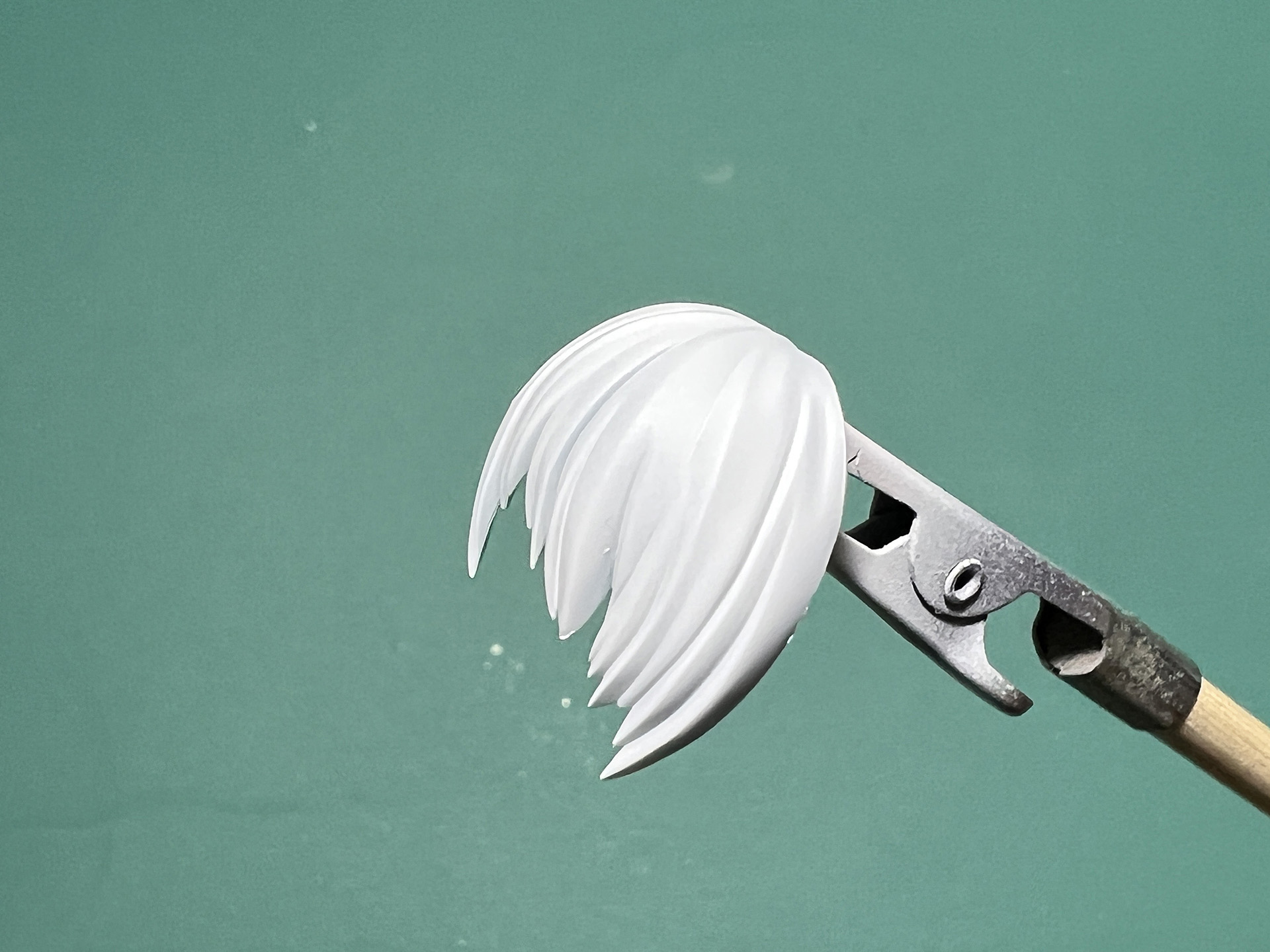 前髪部分はメッシュ表現を入れるためマスキング。「ネイビーブルー」は隠ぺい力があるので、薄く塗り重ねて毛先は残すイメージ