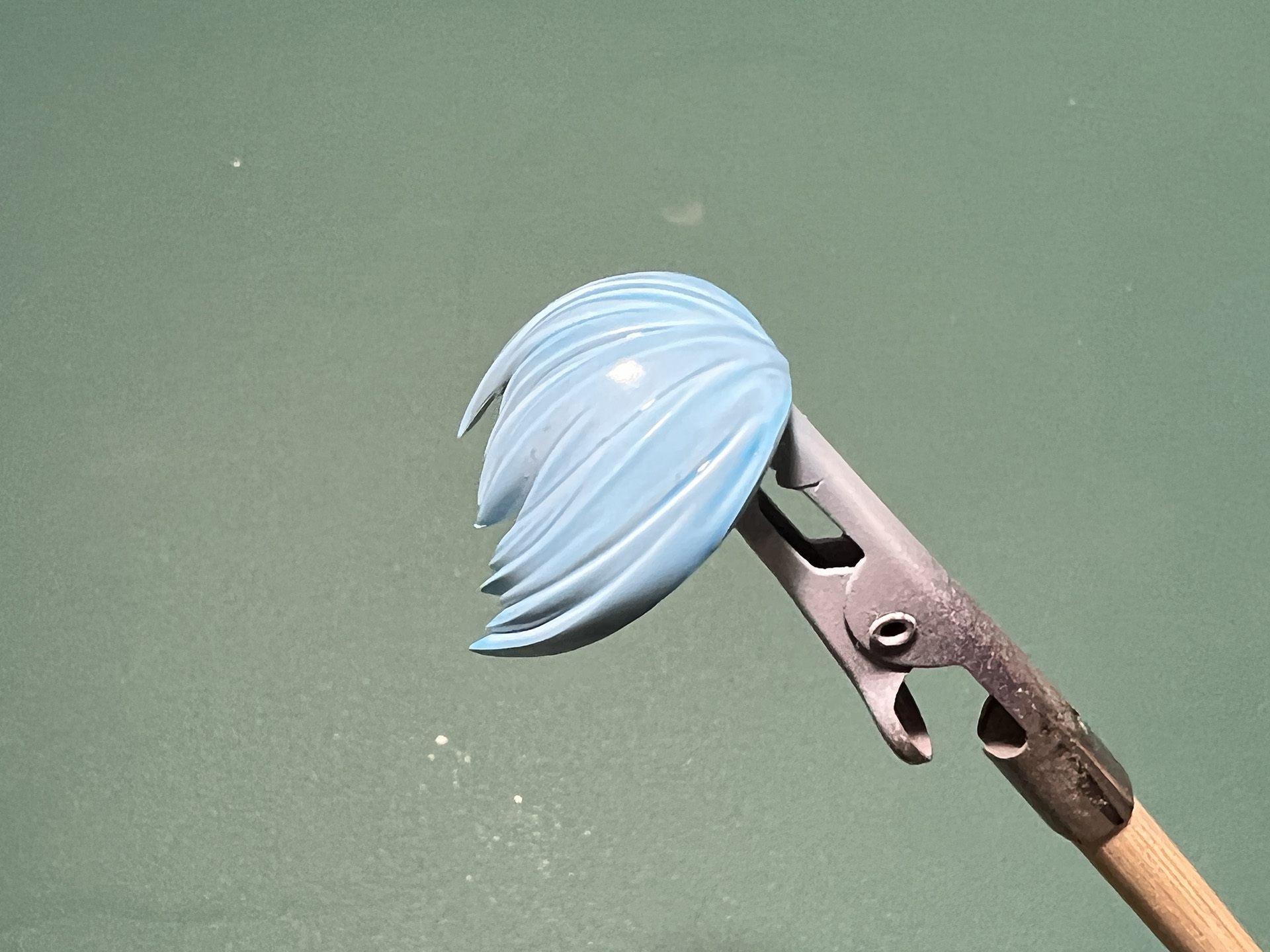 前髪部分はメッシュ表現を入れるためマスキング。「ネイビーブルー」は隠ぺい力があるので、薄く塗り重ねて毛先は残すイメージ