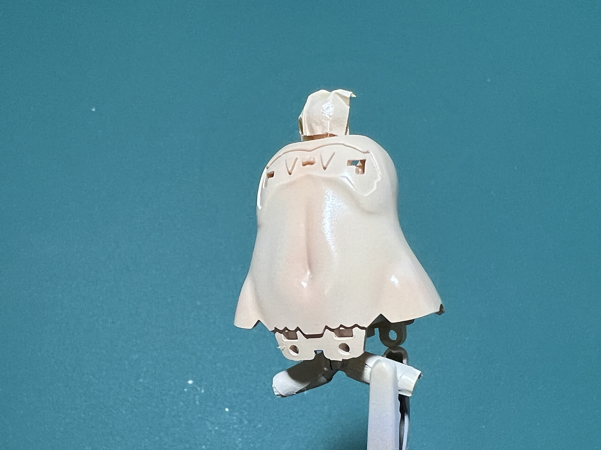 「クリアーペールレッド」でお腹のラインなどを塗装するとグラデーションができる