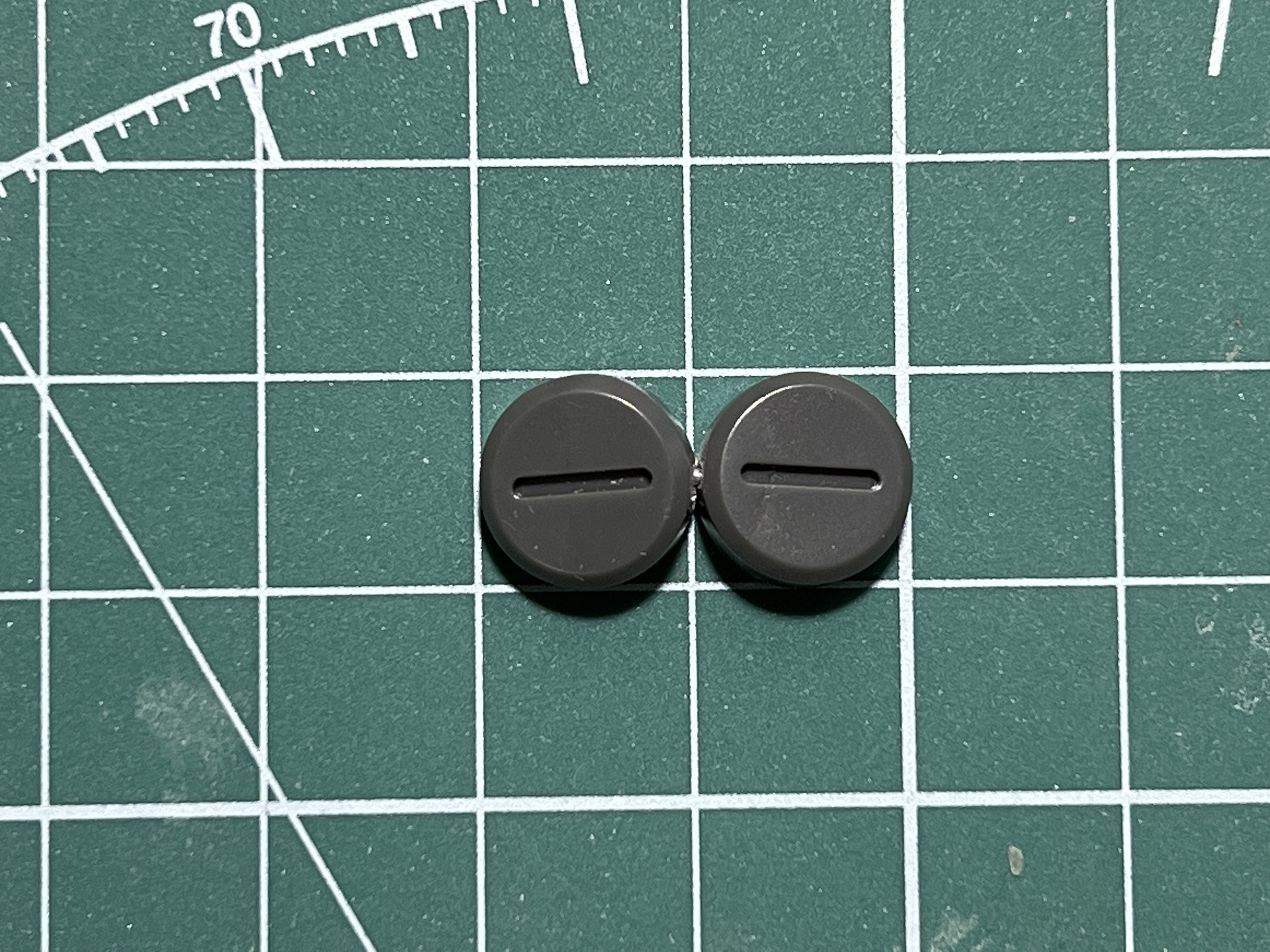 中央部分に「AL・ライン」を通して結びつける。不要な部分はニッパーで切る