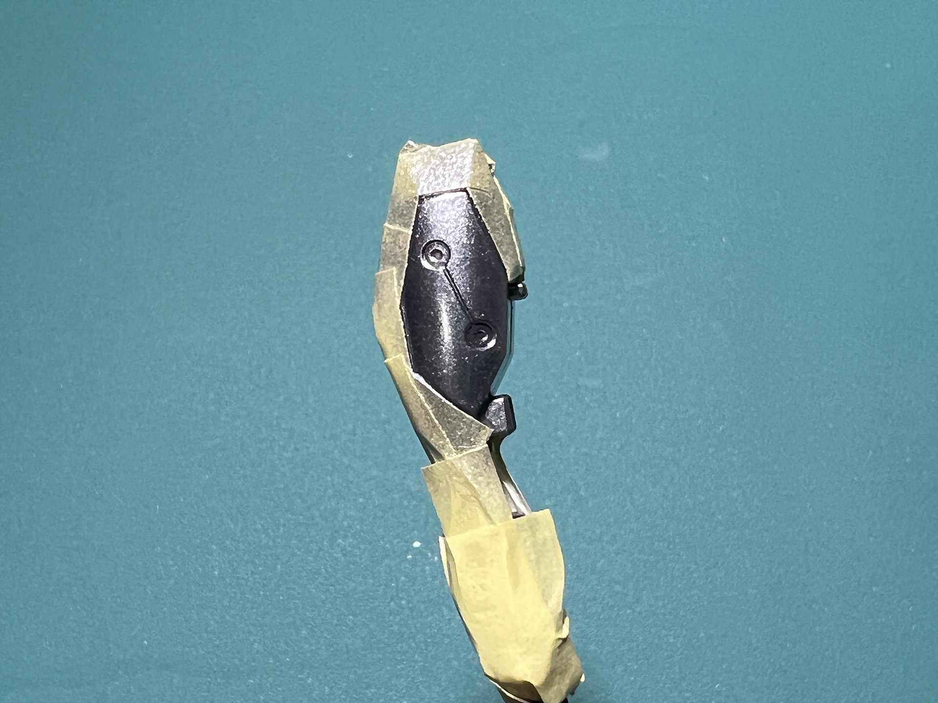 脚部パーツを「スターブライトシルバー」で塗装。ギラギラとした光の反射が強いシルバーとなっている。この上から「蛍光ブルー」を塗装。2、3回塗り重ねて青色にしていく