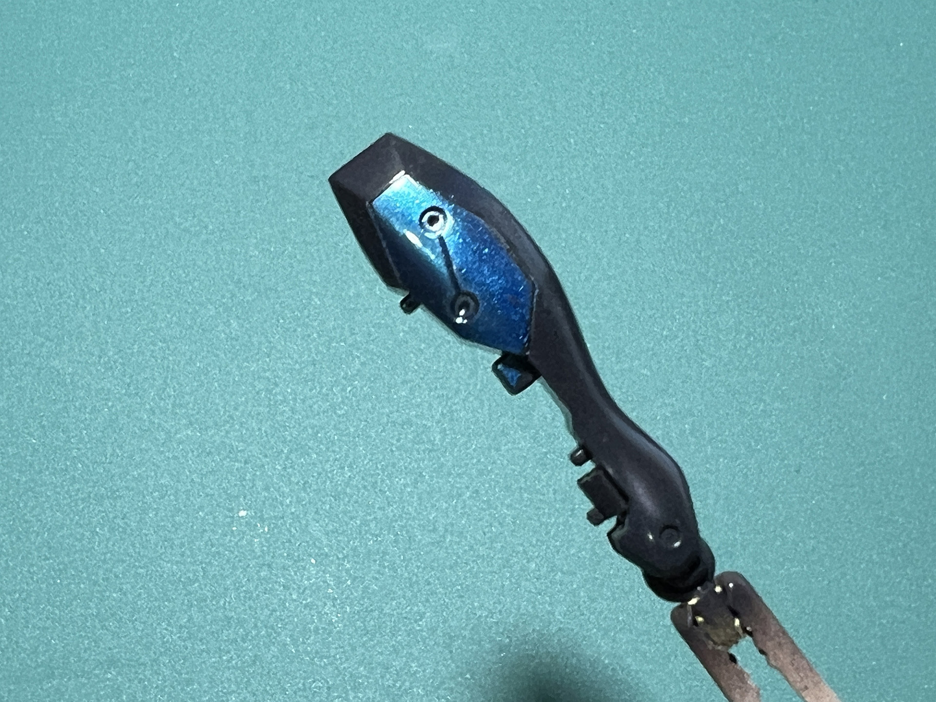 脚部パーツを「スターブライトシルバー」で塗装。ギラギラとした光の反射が強いシルバーとなっている。この上から「蛍光ブルー」を塗装。2、3回塗り重ねて青色にしていく