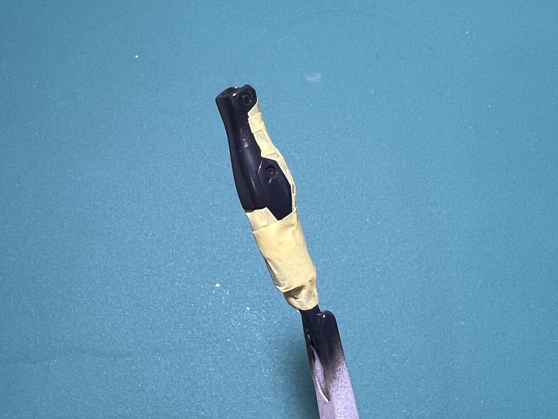 腕部パーツも同様にマスキングテープで色分け箇所を作る