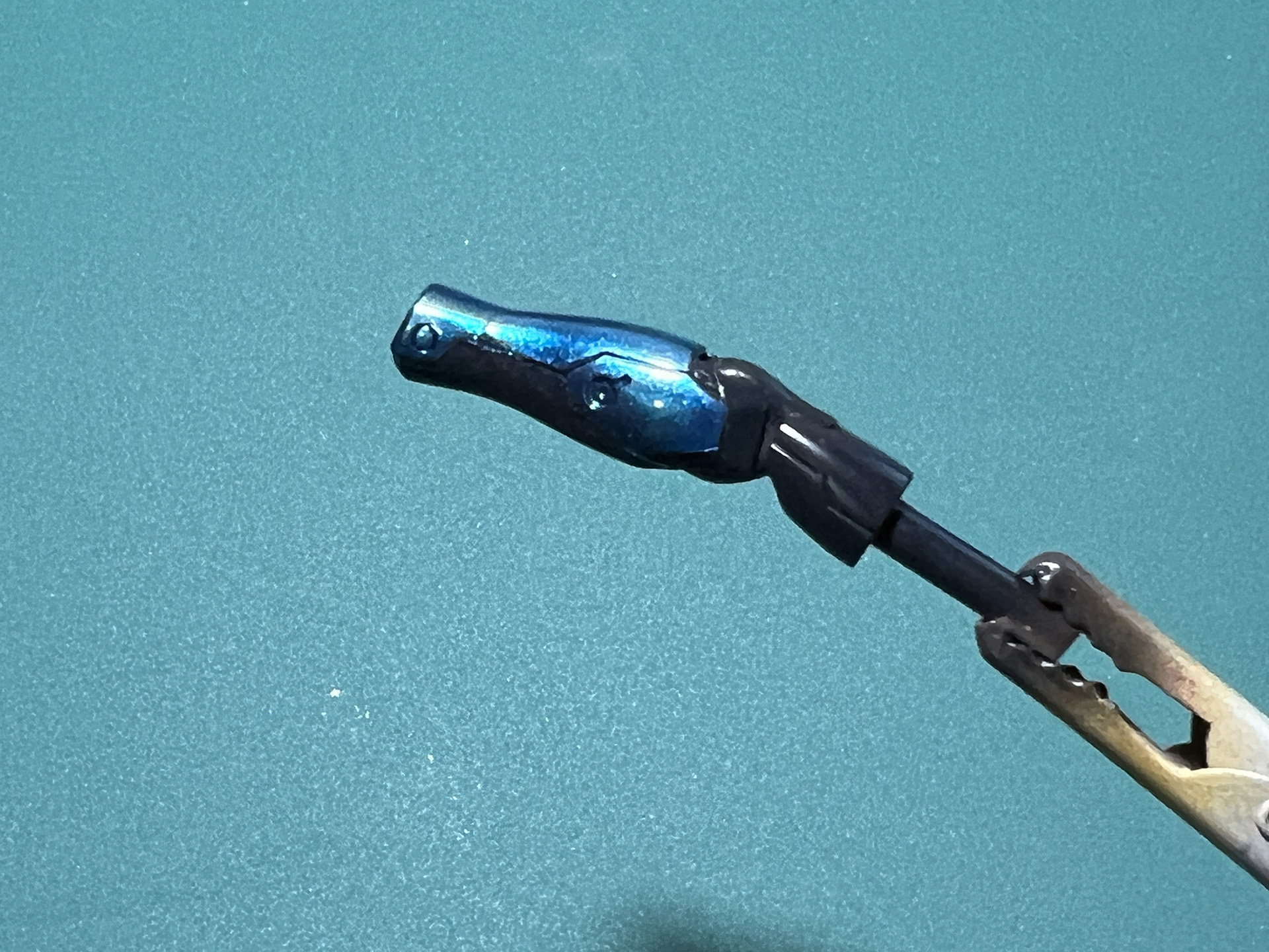 腕部パーツも同様にマスキングテープで色分け箇所を作る