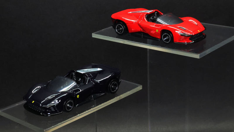 左（ブラック）が初回特別仕様、右（レッド）が通常仕様