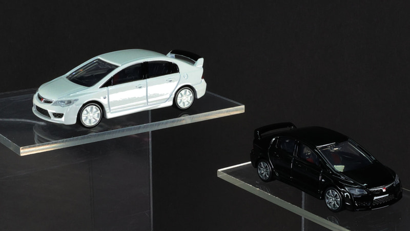 左（ホワイト）が通常仕様、右（ブラック）が発売記念仕様