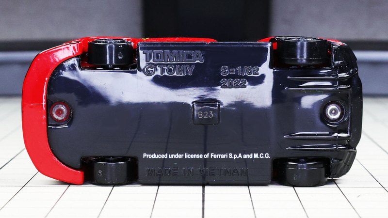 底面：あっさりしつつも右側のリアにはディフューザーのフィンが造形されています。