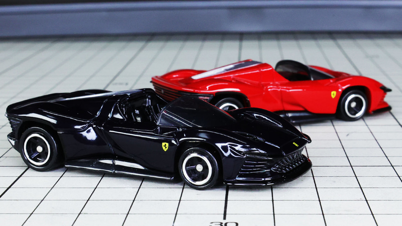 フロント下部で空気を上下に切り分けるエアロと、うねったフロントグリル形状がわかります