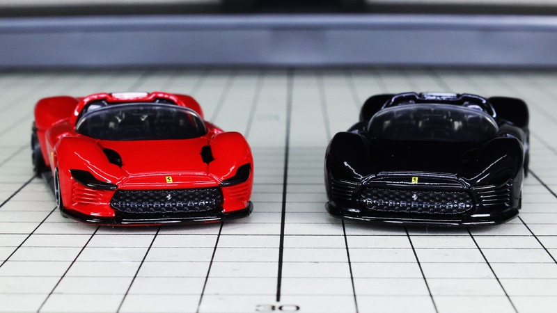 グリルの中とノーズ先端にフェラーリのロゴがプリントされています