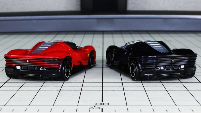 リアも中央部にフェラーリのロゴをプリントしています