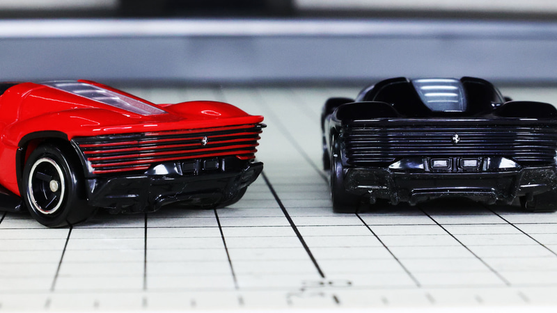 直線基調のデザインが平べったさと未来感さえも感じさせます