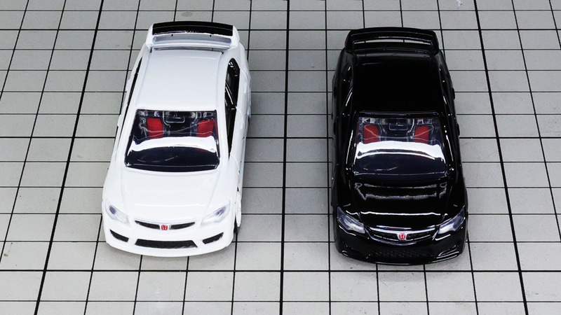 フロント：“ハコ”車感を感じるボディ、赤いシートも見える