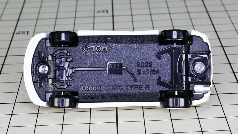 底面：FF（前輪駆動車）がよくわかるモールドがされています