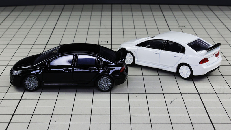 フロントからリアにかけての緩やかで伸びやかなシルエットが再現されています