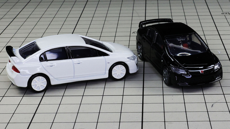 フロントのエンブレムは周辺のメッキイメージをシルバーで表現しています