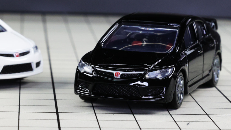 フロントのエンブレムは周辺のメッキイメージをシルバーで表現しています