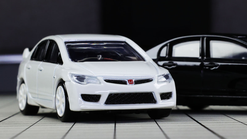 ロー＆ワイドなフロントセクションにはクリアーパーツでのヘッドライトとブラックアウトされたグリルが大迫力です