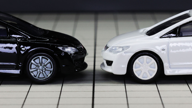 低く空気に切り込むフロントセクション