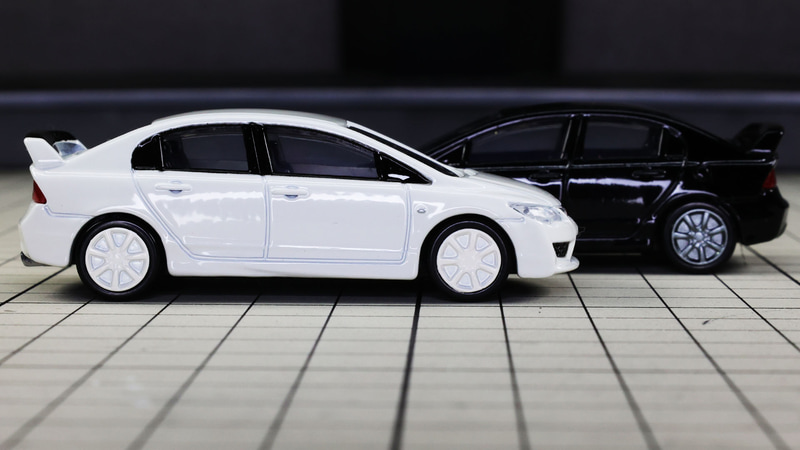 リアのHマーク、CIVIC、TYPE Rのロゴはプリントで再現されています