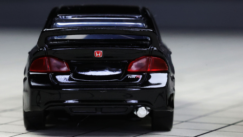 リアのHマーク、CIVIC、TYPE Rのロゴはプリントで再現されています