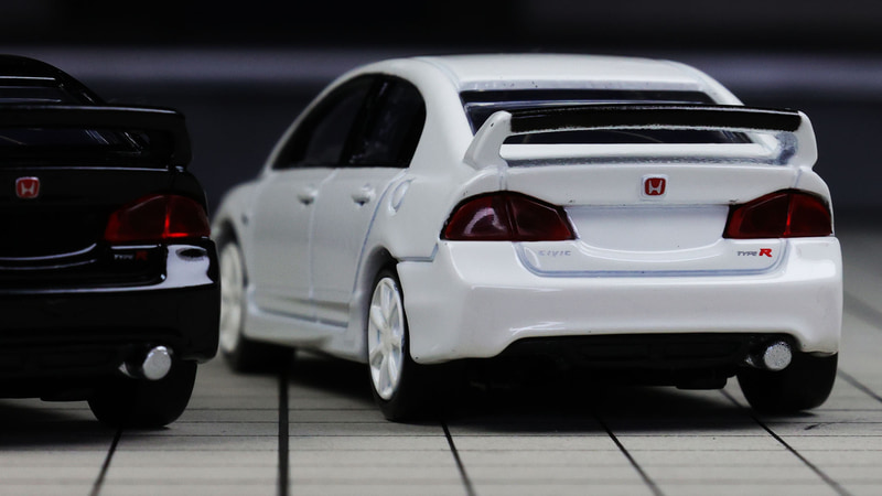 マフラーはシルバーの塗装で再現されます