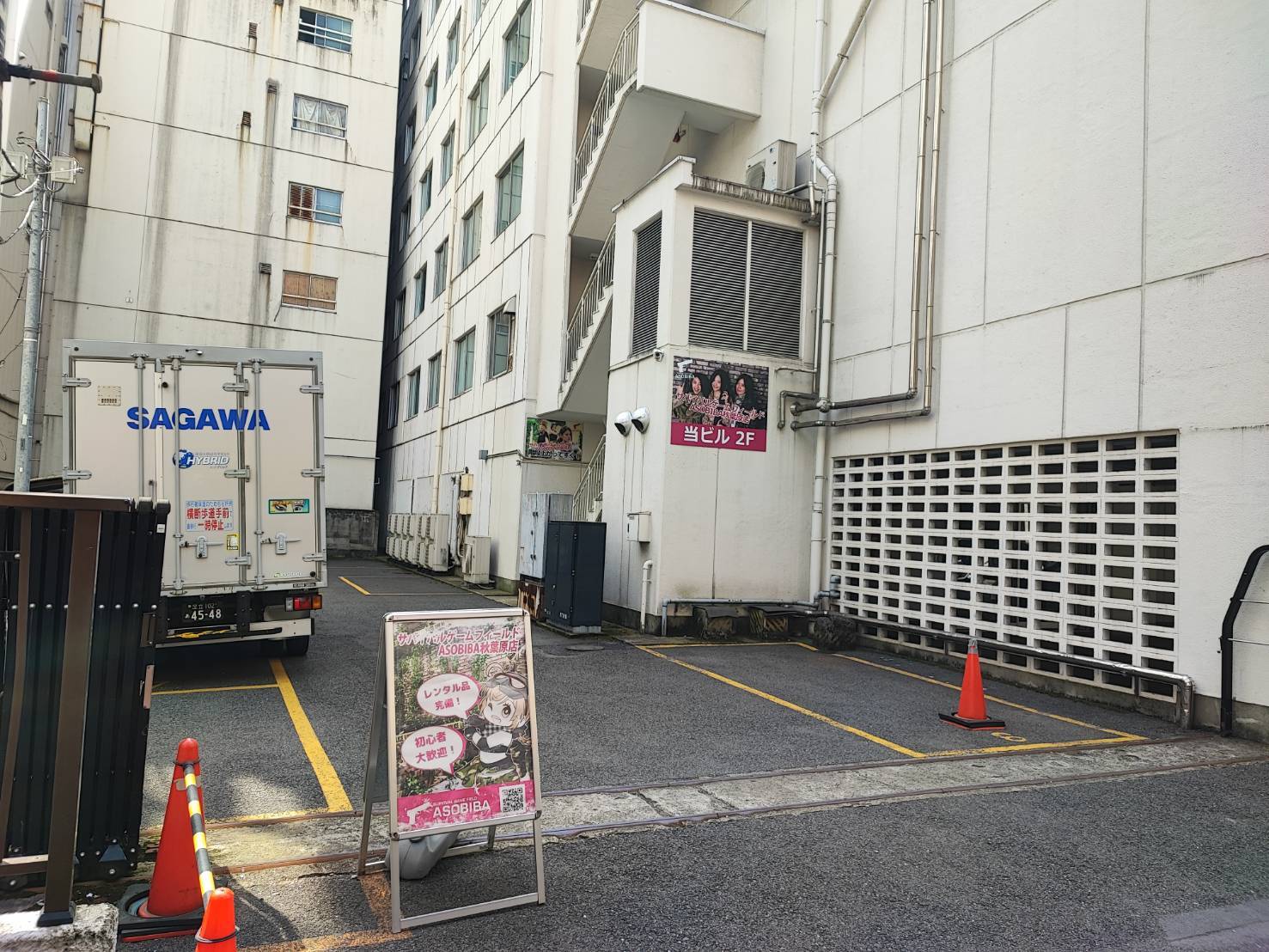 お店入口の様子、奥の階段からフィールドに入れる